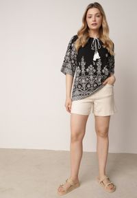 Born2be - Czarna Bluzka z Wiskozy z Kwiatowym Wzorem Wiązaniem i Frędzlami Hawnalue. Okazja: na co dzień, do pracy, na spacer. Kolor: czarny. Materiał: wiskoza. Wzór: kwiaty. Styl: boho, casual, elegancki #7