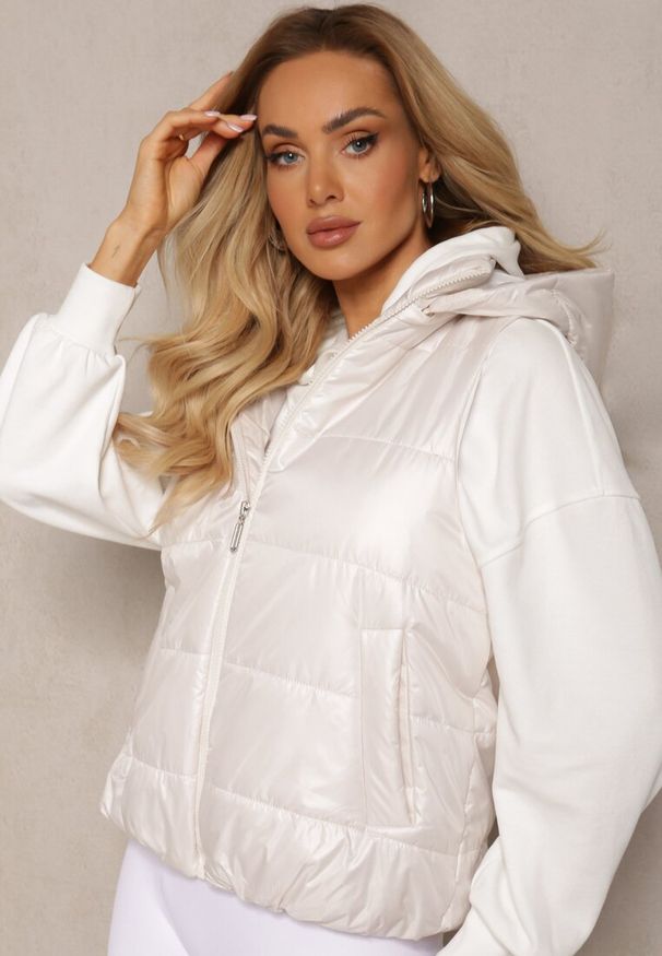 Renee - Biała Kamizelka z Odpinanym Kapturem i Ozdobnym Pikowaniem Akkendia. Kolor: biały
