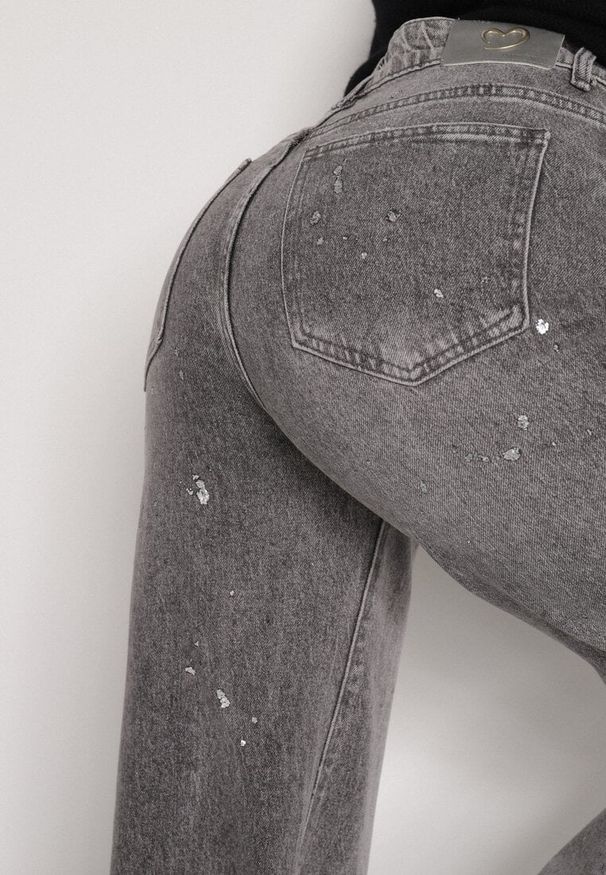 Born2be - Szare Szerokie Jeansy z Wysokim Stanem Zdobione Błyszczącymi Drobinami Isabela. Okazja: na co dzień. Stan: podwyższony. Kolor: szary. Wzór: aplikacja. Styl: klasyczny, casual, elegancki