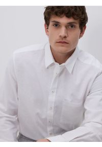 Reserved - Koszula regular z dodatkiem lnu - biały. Kolor: biały. Materiał: len