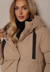 Renee - Ciemnobeżowa Kurtka Basic Pikowana z Nieodpinanym Kapturem Vertirya. Okazja: na co dzień. Kolor: beżowy. Materiał: jeans. Styl: casual, elegancki #5