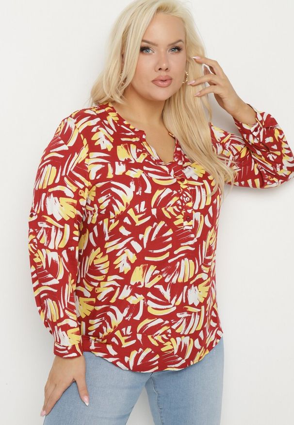 Born2be - Czerwona Wiskozowa Koszula z Guzikami Przy Dekolcie w Abstrakcyjny Wzór Ilasena. Okazja: na co dzień. Kolor: czerwony. Materiał: wiskoza. Styl: elegancki, casual