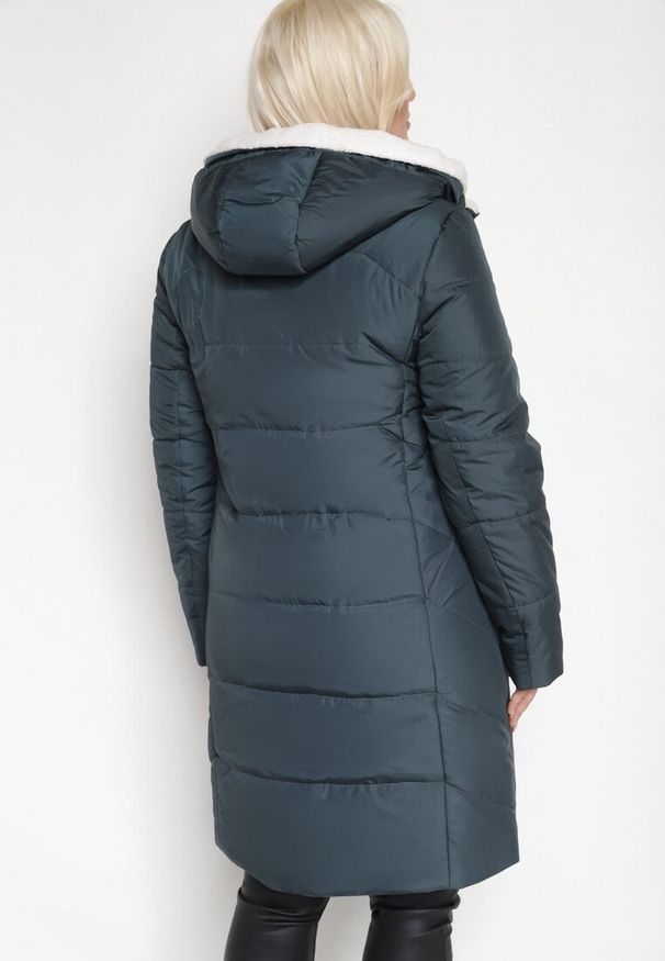 Born2be - Ciemnozielona Pikowana Kurtka Zimowa z Kapturem i Kieszeniami z Kontrastowymi Detalami Genara. Okazja: na co dzień. Typ kołnierza: kaptur. Kolor: zielony. Materiał: jeans. Sezon: zima. Styl: elegancki, casual