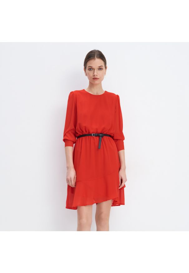 Mohito - Gładka sukienka z paskiem - Czerwony. Kolor: czerwony. Wzór: gładki