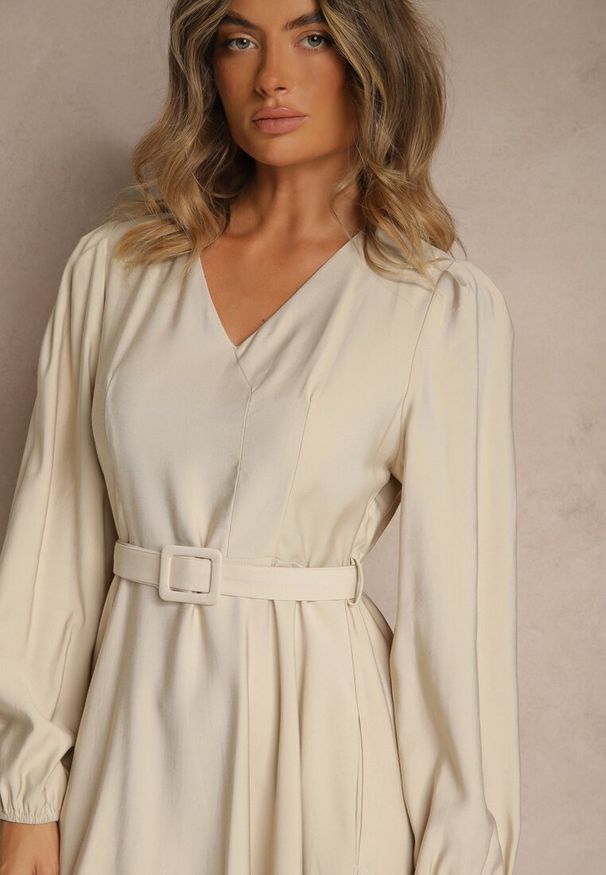 Renee - Beżowa Rozkloszowana Sukienka z Wiskozy z Paskiem ze Sprzączką Orille. Okazja: na randkę. Typ kołnierza: dekolt w serek. Kolor: beżowy. Materiał: wiskoza. Długość rękawa: długi rękaw