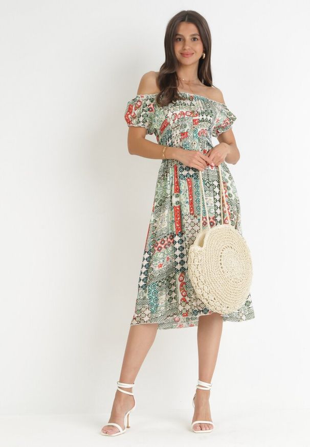 Born2be - Jasnozielona Bawełniana Sukienka Midi z Hiszpańskim Dekoltem i Gumkami w Pasie Brinlee. Typ kołnierza: dekolt hiszpanka. Kolor: zielony. Materiał: bawełna. Wzór: aplikacja. Sezon: wiosna, lato. Długość: midi