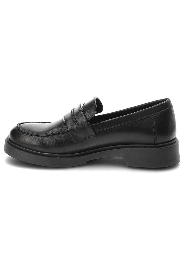 Czarne Mokasyny Nessi Ze Skóry Naturalnej. Okazja: na co dzień, do pracy, na spotkanie biznesowe. Zapięcie: pasek. Kolor: czarny. Materiał: skóra. Styl: casual, klasyczny, biznesowy