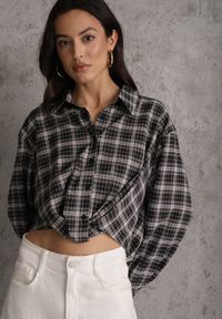 Renee - Czarna Koszula z Bawełny Typu Crop w Kratę Ozdobiona Marszczeniem Risettes. Okazja: na co dzień. Kolor: czarny. Materiał: bawełna. Wzór: aplikacja. Styl: casual #5