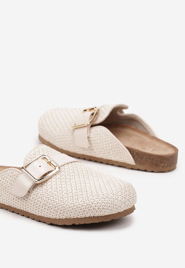 Renee - Beżowe Klapki Chodaki Ozdobione Klamrą Leanille. Okazja: na co dzień. Kolor: beżowy. Materiał: len, jeans. Wzór: aplikacja. Styl: elegancki, casual