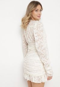 Born2be - Beżowa Sukienka Mini z Tkaniny Plumeti z Marszczeniem Werenia. Okazja: na co dzień. Typ kołnierza: dekolt w kształcie V. Kolor: beżowy. Materiał: tkanina. Styl: casual, elegancki, klasyczny. Długość: mini #4