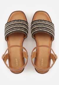 Born2be - Czarne Sandały VICES na Słupku z Imitacji Drewna z Plecioną Cholewką Chenelea. Nosek buta: otwarty. Zapięcie: sprzączka. Kolor: czarny. Materiał: zamsz, skóra. Sezon: lato. Obcas: na słupku. Styl: klasyczny. Wysokość obcasa: średni #6