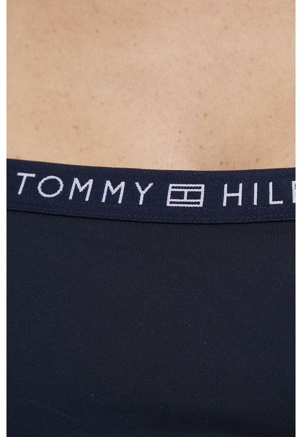 TOMMY HILFIGER - Tommy Hilfiger biustonosz kąpielowy kolor granatowy miękka miseczka. Kolor: niebieski. Materiał: włókno, dzianina, materiał. Wzór: nadruk