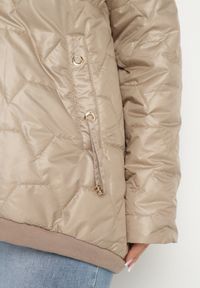 Born2be - Ciemnobeżowa Kurtka Pikowana o Pudełkowym Kroju z Kapturem Nusolea. Okazja: na co dzień. Typ kołnierza: kaptur. Kolekcja: plus size. Kolor: beżowy. Materiał: jeans. Styl: casual, elegancki #2