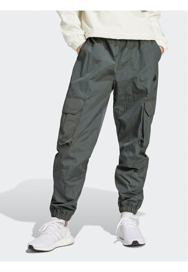Adidas - adidas Spodnie dresowe City Escape IS3018 Zielony Loose Fit. Kolor: zielony. Materiał: syntetyk