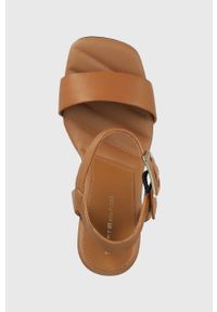 TOMMY HILFIGER - Tommy Hilfiger sandały HARDWARE WEDGE SANDAL damskie kolor brązowy na koturnie FW0FW07074. Zapięcie: klamry. Kolor: brązowy. Materiał: skóra, guma. Obcas: na koturnie #4