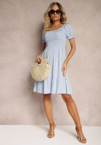 Renee - Jasnoniebieska Bawełniana Sukienka o Rozkloszowanym Kroju z Gumką przy Dekolcie Moridia. Kolor: niebieski. Materiał: bawełna. Typ sukienki: rozkloszowane. Styl: elegancki #4