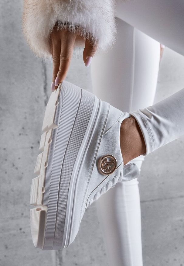 Renee - Białe Chunky Sneakersy Vices na Platformie z Okrągłym Detalem Sedvira. Okazja: na spacer. Nosek buta: okrągły. Kolor: biały. Materiał: jeans, skóra, koronka. Obcas: na platformie. Sport: turystyka piesza