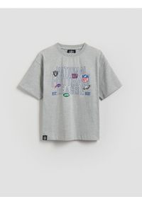 Reserved - T-shirt NFL - jasnoszary. Kolor: szary. Materiał: bawełna, dzianina #1