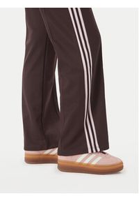 Adidas - adidas Spodnie dresowe Beckenbauer IR6093 Brązowy Regular Fit. Kolor: brązowy. Materiał: syntetyk, bawełna #8