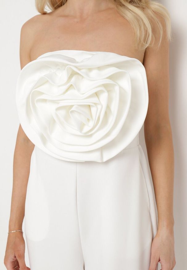 Born2be - Biały Kombinezon bez Rękawów z Dużą Kwiatową Aplikacją i Kieszeniami Talemia. Okazja: na imprezę. Kolor: biały. Długość rękawa: bez rękawów. Wzór: aplikacja, kwiaty. Styl: elegancki