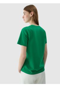4f - T-shirt regular z nadrukiem damski - zielony. Okazja: na co dzień. Kolor: zielony. Materiał: jersey, bawełna, dzianina. Długość rękawa: krótki rękaw. Długość: krótkie. Wzór: nadruk. Sezon: lato. Styl: casual, sportowy, klasyczny