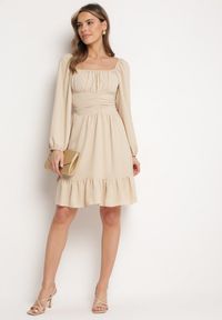 Born2be - Jasnobeżowa Sukienka Auxede. Typ kołnierza: dekolt kwadratowy. Kolor: beżowy. Materiał: tkanina. Długość rękawa: długi rękaw. Wzór: gładki #7