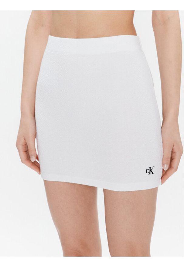 Calvin Klein Jeans Spódnica ołówkowa J20J220795 Biały Slim Fit. Kolor: biały. Materiał: syntetyk