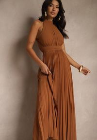 Renee - Brązowa Sukienka Maxi bez Rękawów z Gumką w Talii z Plisowanej Tkaniny Pesstia. Kolor: brązowy. Materiał: tkanina. Długość rękawa: bez rękawów. Typ sukienki: rozkloszowane. Długość: maxi #4