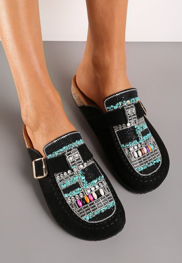 Renee - Czarne Klapki w typie Muli z Korkową Podeszwą i Ozdobnymi Kamieniami Louvia. Okazja: na plażę, na spacer. Kolor: czarny. Materiał: jeans. Sezon: lato