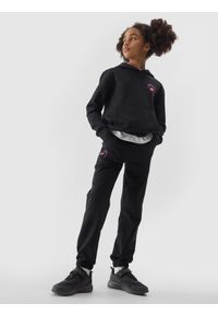 4f - Spodnie dresowe joggery dziewczęce - czarne. Okazja: na co dzień. Kolor: czarny. Materiał: dresówka. Wzór: ze splotem, gładki. Styl: casual, sportowy