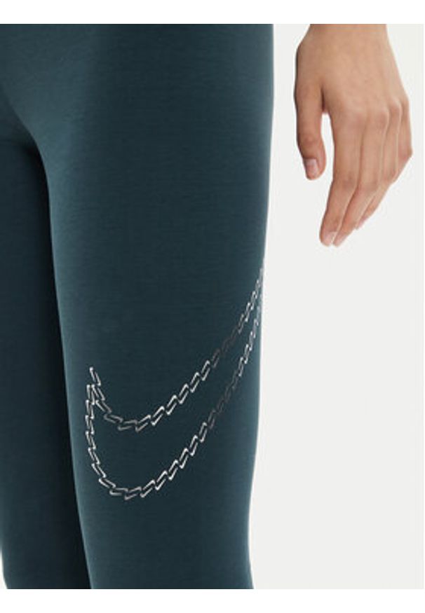 Nike Legginsy FB8766 Zielony Tight Fit. Kolor: zielony. Materiał: bawełna, syntetyk