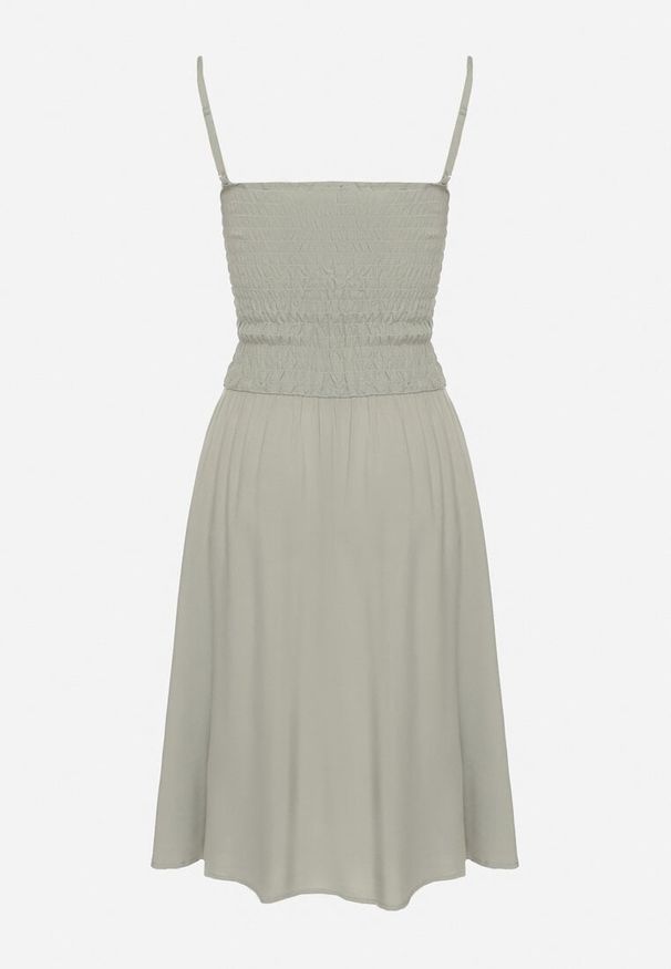 Born2be - Zielona Wiskozowa Sukienka Rozkloszowana na Ramiączkach Fillanta. Okazja: na imprezę, na co dzień. Typ kołnierza: dekolt w serek. Kolor: zielony. Materiał: wiskoza. Długość rękawa: na ramiączkach. Sezon: lato. Typ sukienki: proste. Styl: elegancki, casual, klasyczny