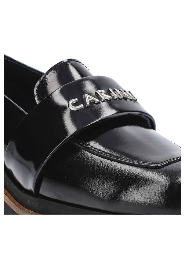Czarne Półbuty Carinii Damskie Eleganckie Obuwie. Okazja: na co dzień, na spotkanie biznesowe, do pracy. Zapięcie: bez zapięcia. Kolor: czarny. Materiał: lakier, skóra. Szerokość cholewki: normalna. Obcas: na obcasie. Styl: elegancki. Wysokość obcasa: niski