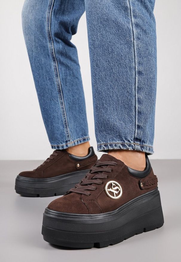 Born2be - Brązowe Sneakersy Vices na Grubej Podeszwie z Metaliczną Ozdobą Tatorelis. Okazja: na co dzień. Kolor: brązowy. Materiał: jeans. Wzór: aplikacja