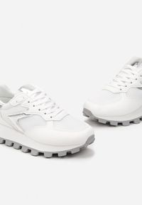 Renee - Białe Sneakersy na Grubej Podeszwie z Protektorem Ozdobione Wstawkami i Przeszyciami Anemil. Kolor: biały. Wzór: aplikacja