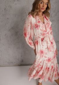 Renee - Różowa Eteryczna Sukienka Zdobiona Falbankami i Wiązanym Paskiem Rhelaith. Okazja: na imprezę, na randkę. Typ kołnierza: kołnierz z falbankami. Kolor: różowy. Materiał: poliester. Wzór: aplikacja. Styl: boho #1