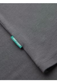 Ombre Clothing - Bawełniany męski t-shirt z zieloną naszywką na piersi – szary V1. Kolor: szary. Materiał: bawełna. Wzór: aplikacja. Styl: klasyczny, sportowy #7