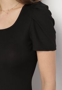 Born2be - Czarna Sukienka o Dopasowanym Kroju z Bufiastymi Rękawami Aravitia. Okazja: na co dzień. Typ kołnierza: dekolt kwadratowy. Kolor: czarny. Styl: casual, elegancki #4