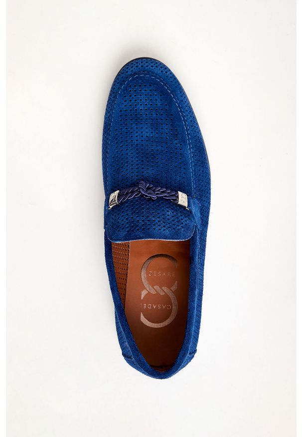 Półbuty męskie zamszowe CESARE CASADEI. Materiał: zamsz, skóra. Wzór: aplikacja. Styl: elegancki