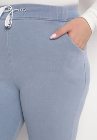 Born2be - Jasnoniebieskie Spodnie z Gumką i Sznurkiem w Pasie z Prostymi Nogawkami Averlija. Okazja: na co dzień. Kolekcja: plus size. Kolor: niebieski. Materiał: dresówka. Wzór: napisy. Styl: casual #4