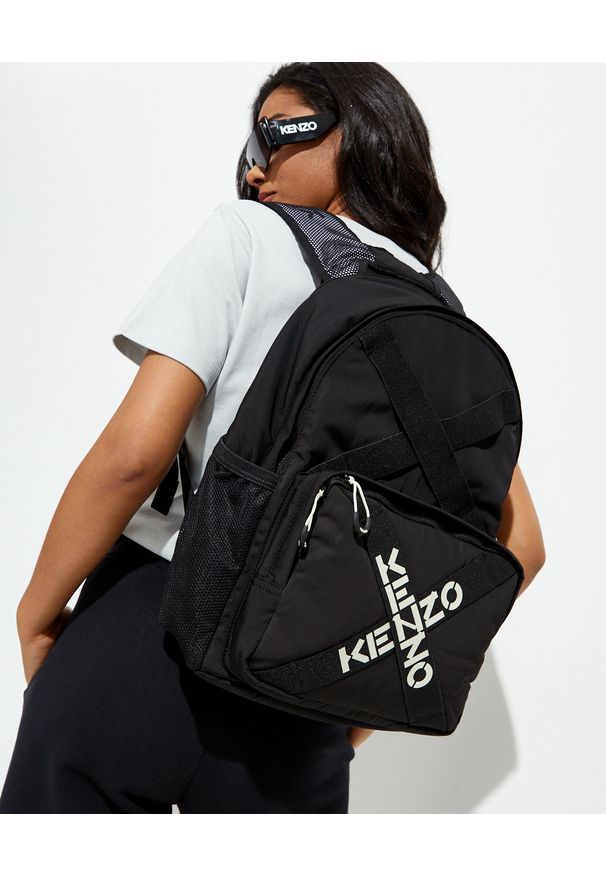 Kenzo - KENZO - Czarny plecak z logo. Kolor: czarny. Materiał: materiał, tkanina. Wzór: aplikacja. Styl: klasyczny, casual, sportowy