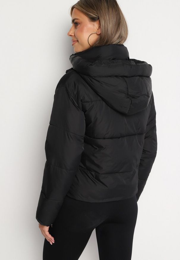 Born2be - Czarna Pikowana Kurtka Puffer z Kapturem Miviera. Okazja: na spacer, na co dzień. Typ kołnierza: kaptur. Kolor: czarny. Materiał: jeans, dzianina. Sezon: zima. Styl: casual