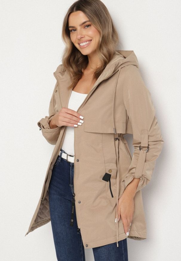 Born2be - Ciemnobeżowa Klasyczna Kurtka Parka z Kapturem i Ściągaczem w Talii Tulasira. Okazja: na co dzień. Typ kołnierza: kaptur. Kolor: beżowy. Materiał: jeans. Styl: klasyczny