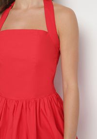 Born2be - Czerwona Bawełniana Sukienka Bombka z Ramiączkami Zapinanymi Przy Karku Relinor. Okazja: na co dzień. Typ kołnierza: dekolt kwadratowy. Kolor: czerwony. Materiał: bawełna. Długość rękawa: na ramiączkach. Typ sukienki: bombki. Styl: casual #4