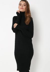 Born2be - Czarna Midi Sukienka z Golfem o Pudełkowym Kroju i Długimi Rękawami ze Ściągaczami Yvonnena. Typ kołnierza: golf. Kolor: czarny. Długość rękawa: długi rękaw. Długość: midi #4