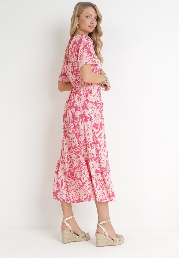 Born2be - Różowa Sukienka Gertisa. Okazja: na co dzień. Typ kołnierza: dekolt w serek, kołnierz z falbankami. Kolor: różowy. Materiał: wiskoza. Długość rękawa: krótki rękaw. Wzór: kwiaty. Styl: casual, elegancki