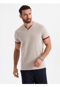 Ombre Clothing - T-shirt męski z kontrastowymi wstawkami i dekoltem w serek – beżowy V2 OM-TSCT-0198 - XXL. Okazja: na co dzień. Typ kołnierza: dekolt w serek. Kolor: beżowy. Materiał: dzianina, materiał, bawełna. Długość: krótkie. Styl: sportowy, casual #3