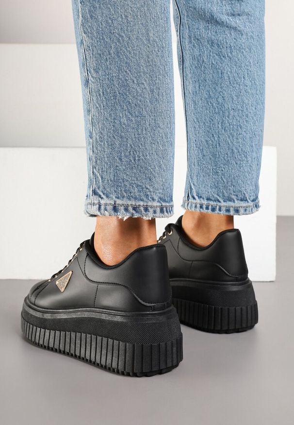 Renee - Czarne Sneakersy na Tłoczonej Platformie Zdobione Metaliczną Aplikacją Fidania. Okazja: na co dzień. Kolor: czarny. Materiał: jeans. Wzór: aplikacja. Obcas: na platformie