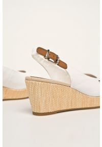 TOMMY HILFIGER - Tommy Hilfiger sandały damskie kolor biały na koturnie. Nosek buta: okrągły. Zapięcie: klamry. Kolor: biały. Obcas: na koturnie #3