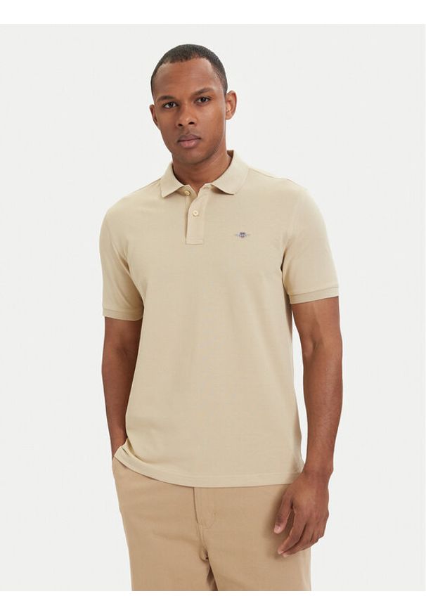 GANT - Gant Polo Shield 2210 Beżowy Regular Fit. Typ kołnierza: polo. Kolor: beżowy. Materiał: bawełna